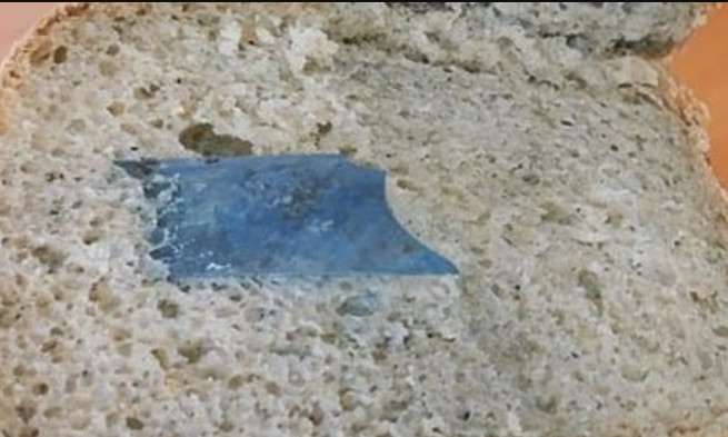 Жительница Днепропетровщины нашла внутри хлеба лезвие ножа 
