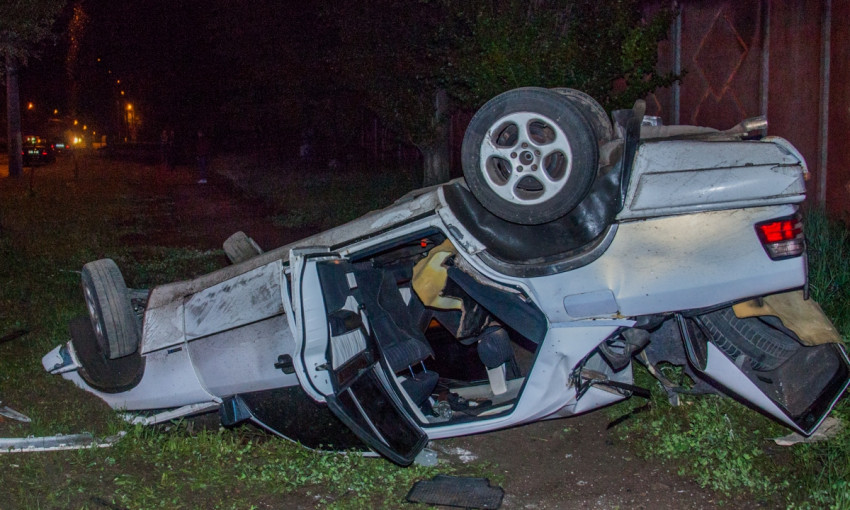 ДТП в Днепре: автомобиль протаранил столб и перевернулся 