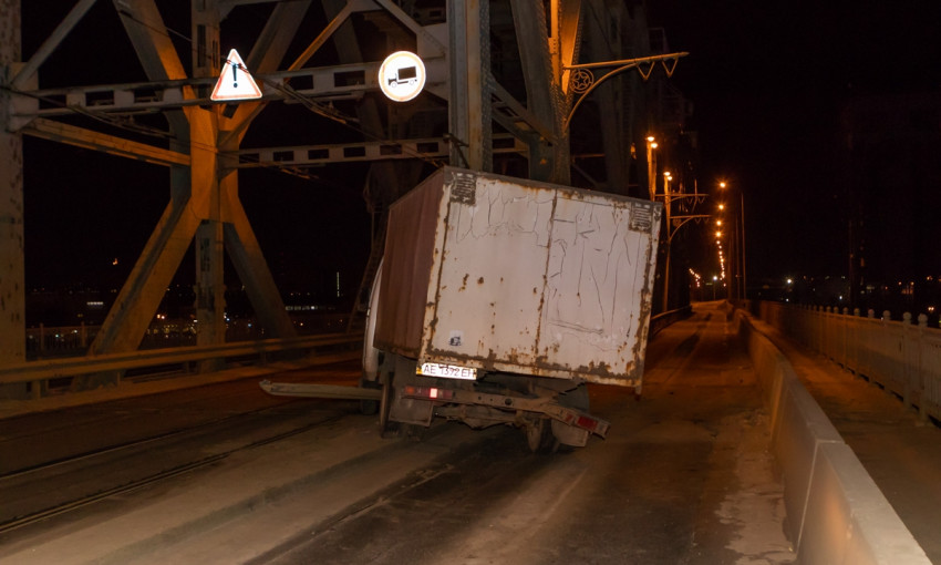 ДТП в Днепре: автомобиль врезался в опору на Старом мосту