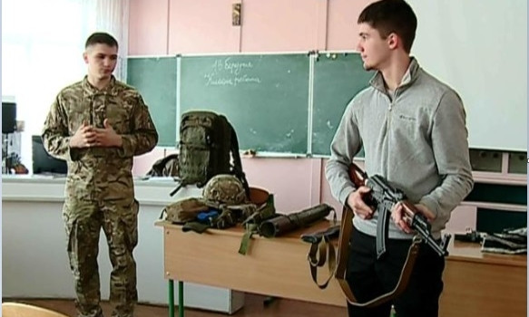 Оружие в школе: днепровских школьников будут воспитывать с помощью военной игры 
