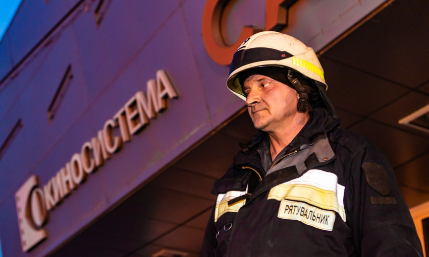 Пожар в Днепре: сотрудники ГСЧС тушили кинотеатр «Салют»