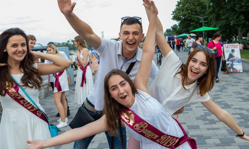 Взрослый Днепр: выпускники устроили праздничную прогулку по городу