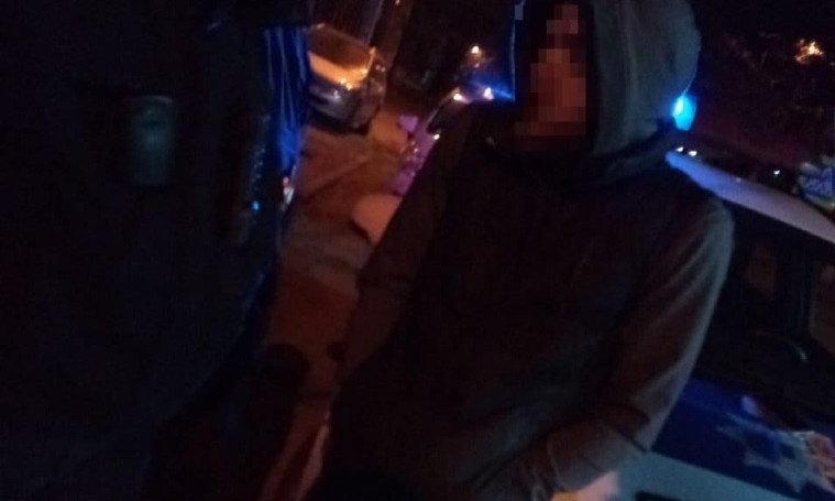 В Днепре полиция остановила вооруженного автомобилиста с наркотиками