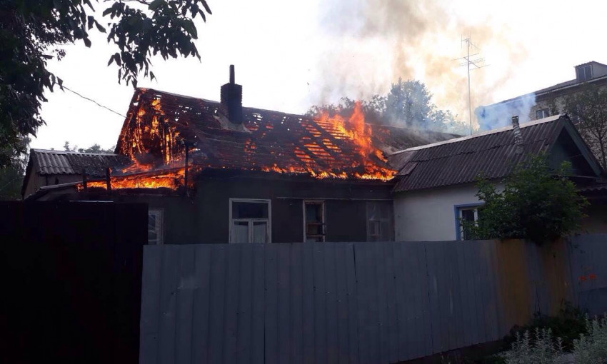 Пожар на Днепропетровщине: сотрудники ГСЧС тушили крышу дома 