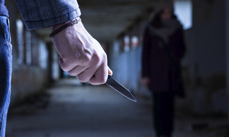 На Днепропетровщине мужчина с ножом ограбил женщину 