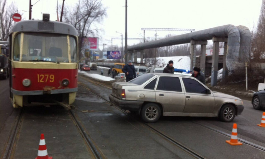 ДТП в Днепре: столкнулись трамвай и легковое авто 