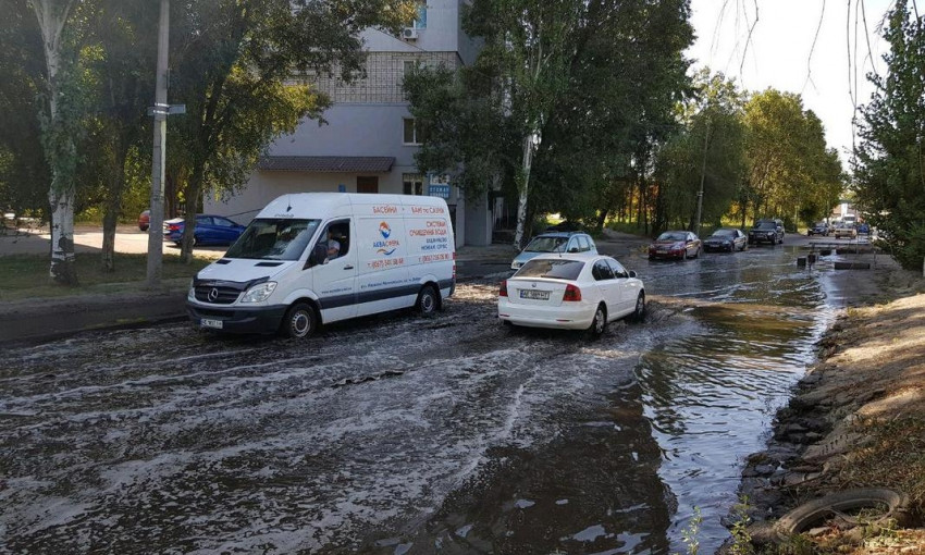 Мокрый Днепр: улицу Любарского затопило из-за школы 