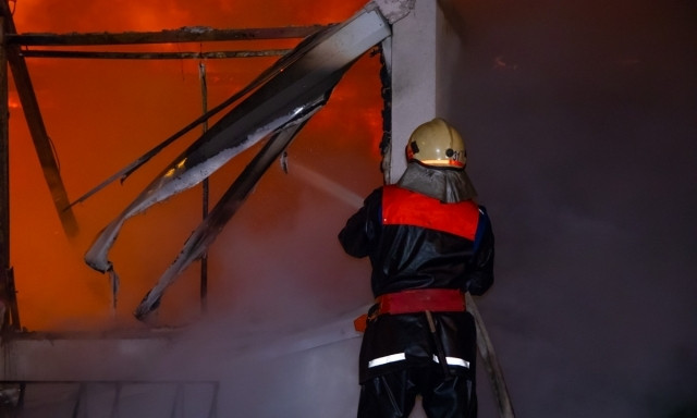 Пожар на Днепропетровщине: сотрудники ГСЧС тушили частный дом