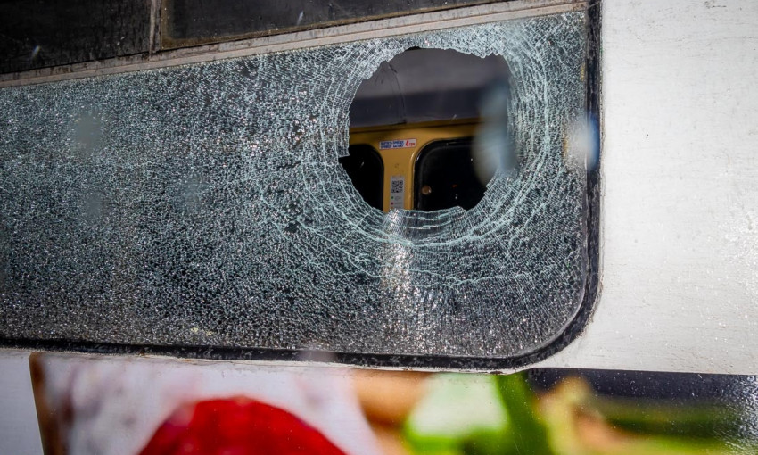 В Днепре хулиган бросил камень в трамвай и травмировал пассажира 