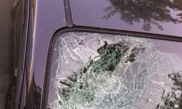 В Днепре кусок фасада рухнул на припаркованный автомобиль 