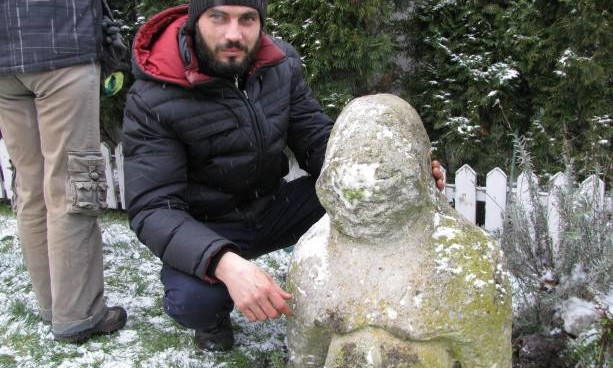 У жителя Днепра на газоне обнаружили древнюю скульптуру
