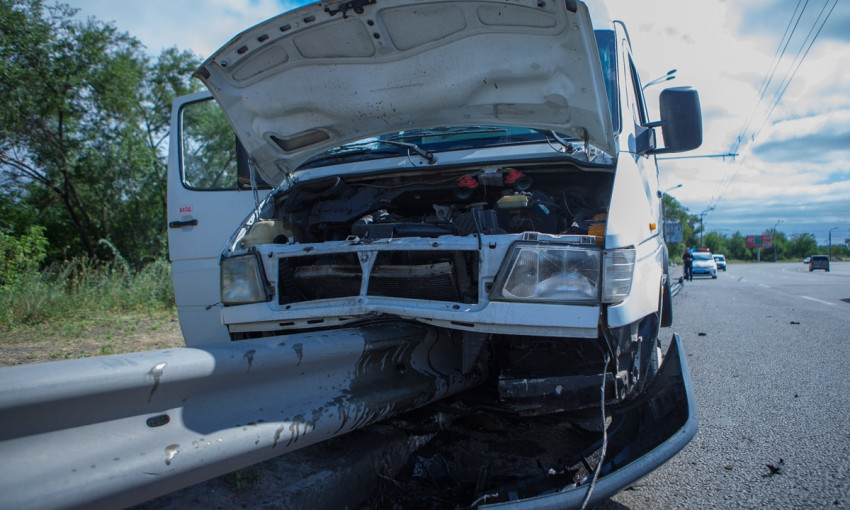 ДТП в Днепре: автомобиль врезался в ограждение