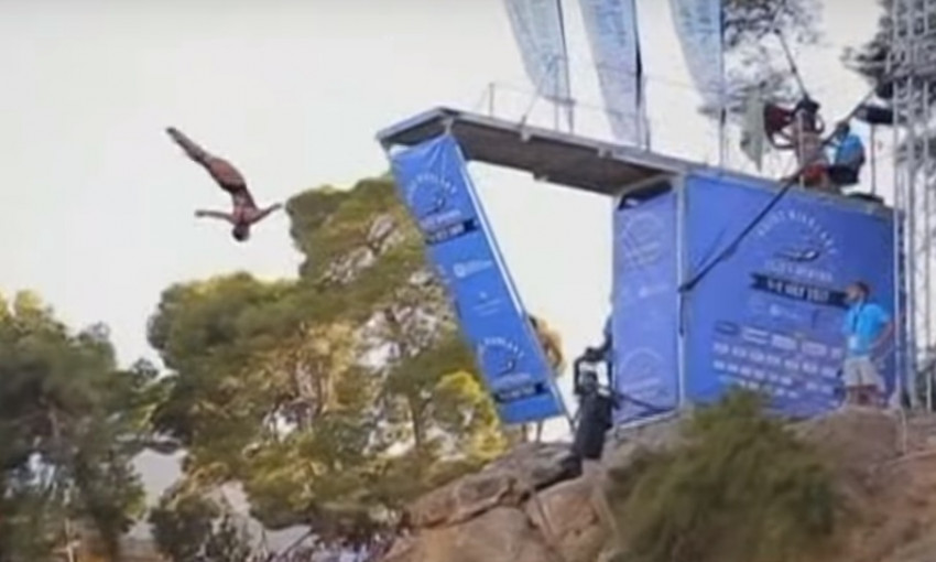 Спортсменка из Днепра прыгнула с 20-ти метровой скалы 
