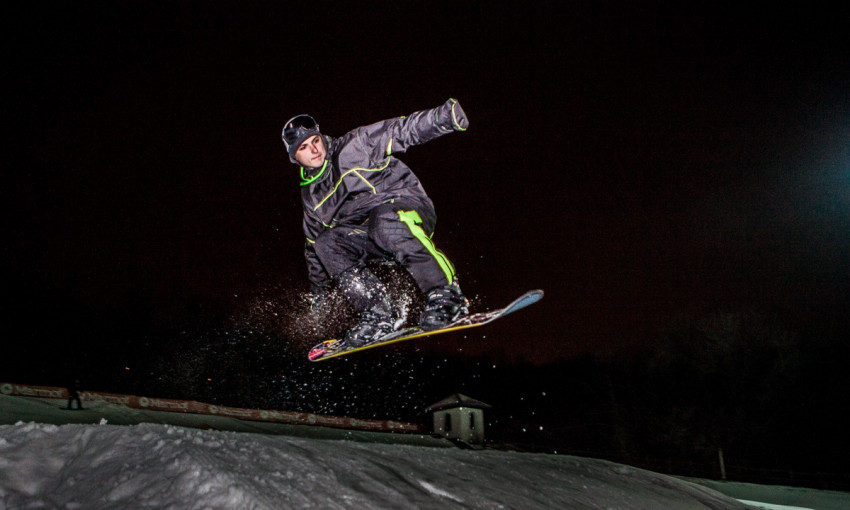 Ночь крутых спусков: в Днепре сноубордисты опробовали снежную трассу 