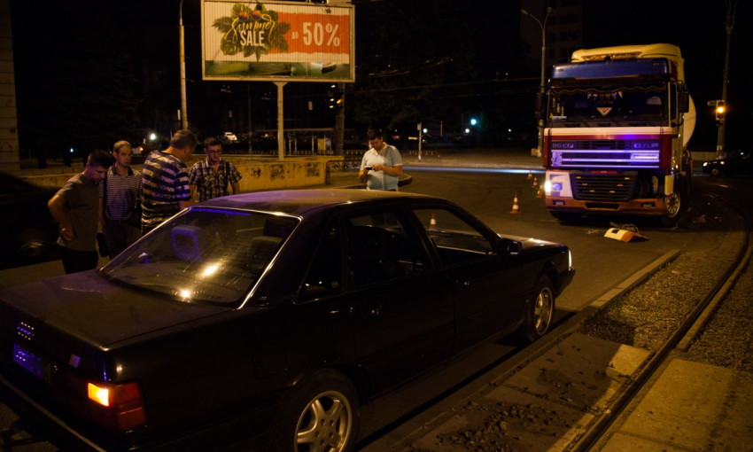 ДТП в Днепре: на дороге столкнулись легковое авто и фура 