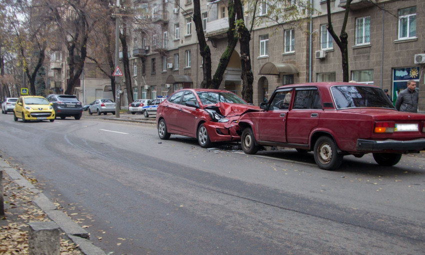 ДТП в Днепре: на дороге столкнулись три авто