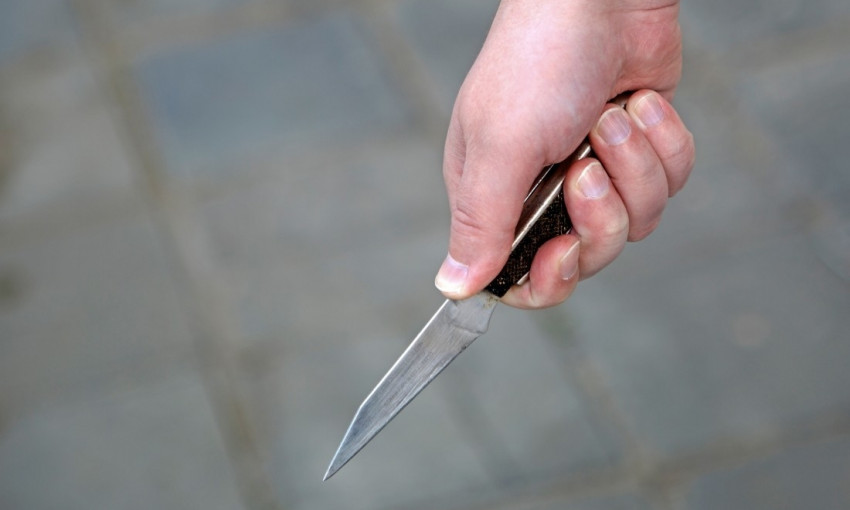 ЧП в Днепре: возле "АТБ" грабители напали с ножом на парней 