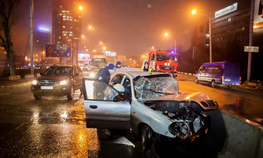 ДТП в Днепре: на мосту в аварию попали водитель с девушкой