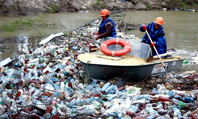 В Днепре река засорена островом из отходов