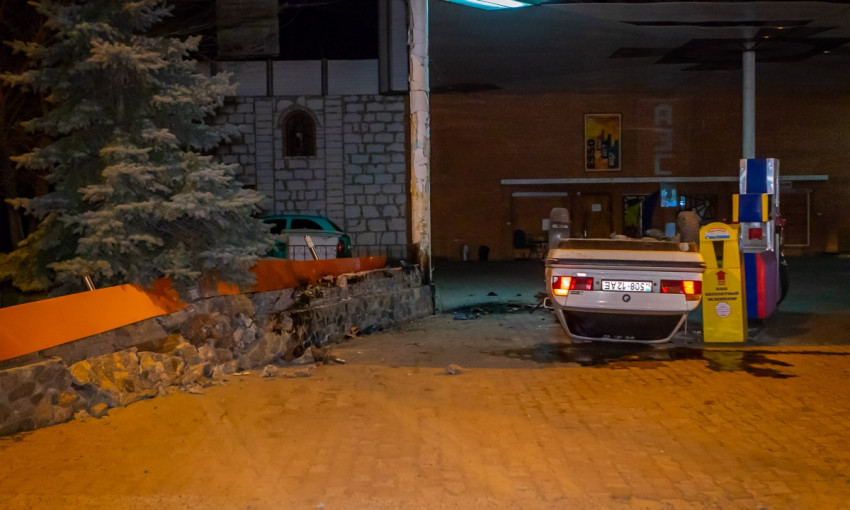 ДТП в Днепре: на автозаправке перевернулся автомобиль 