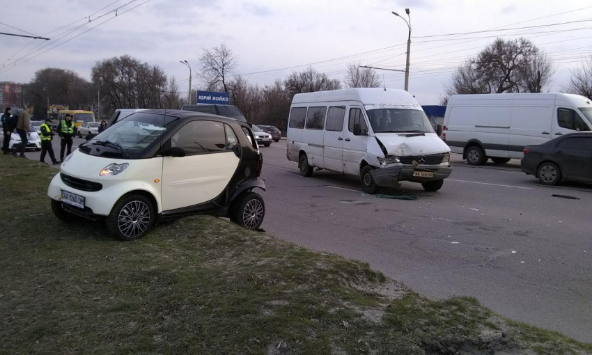 ДТП в Днепре: на Запорожском шоссе столкнулись маршрутка и Smart