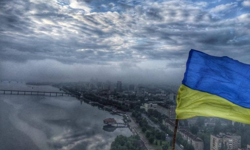На крыше гостиницы Парус установили украинский флаг
