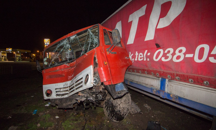 ДТП в Днепре: на перекрестке столкнулись авто и грузовик