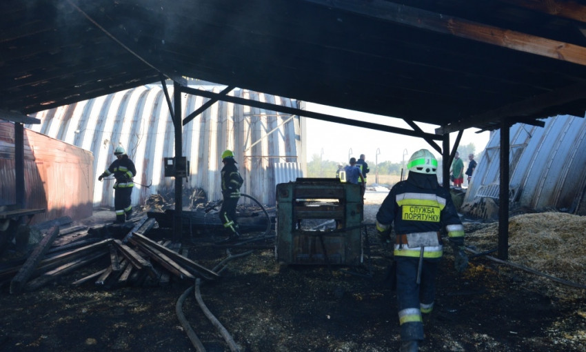 Пожар в Днепре: сотрудники ГСЧС тушили ангары