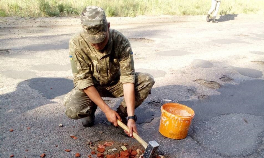 Битый кирпич вместо асфальта: как на Днепропетровщине солдаты ремонтируют дороги?