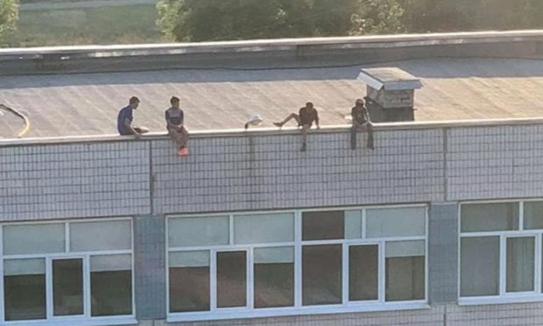 На Днепропетровщине дети устроили экстремальные посиделки на крыше