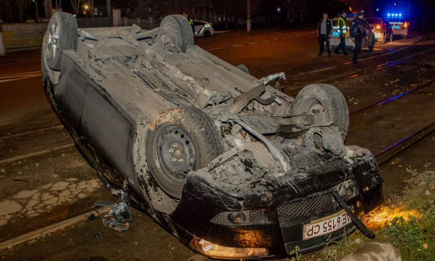 ДТП в Днепре: автомобиль выехал на рельсы и перевернулся