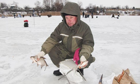 На Днепропетровщине рыбаки ловят рыбу на тающем льду 