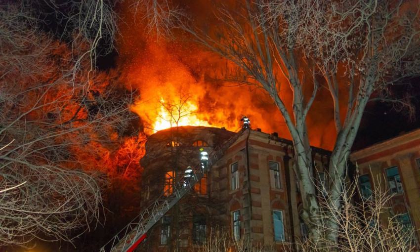 Пожар в Днепре: сотрудники ГСЧС тушили здание заброшенной больницы