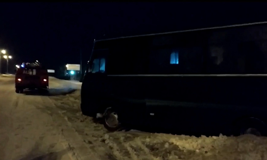 Под Днепром сотрудники ГСЧС вытаскивали автобус из сугроба 