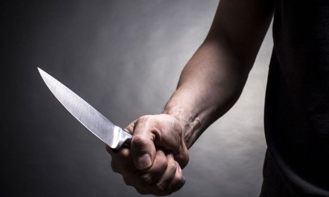 В Днепре продавец с ножом набросился на покупателя 