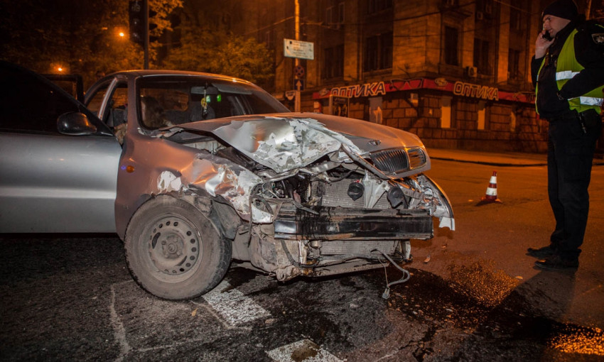 ДТП в Днепре: на перекрестке столкнулись два автомобиля 