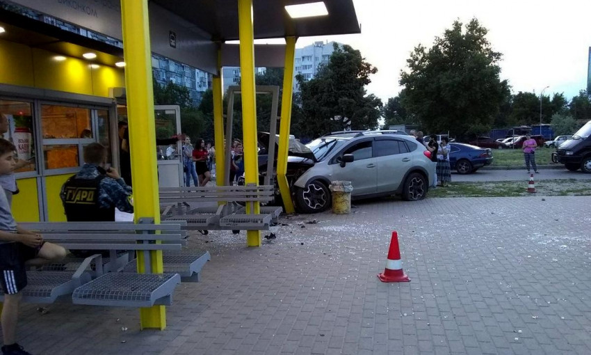 ДТП в Днепре: Subaru врезался в остановку