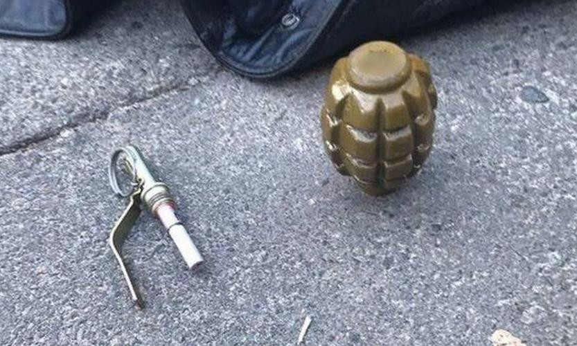 На Днепропетровщине мужчина гулял по улице с гранатой 