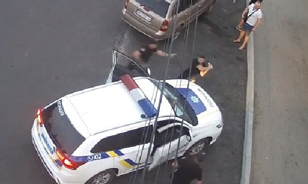 Житель Днепропетровщины разбил битой полицейское авто 