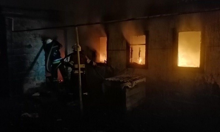 Пожар на Днепропетровщине: сотрудники ГСЧС тушили три сарая 