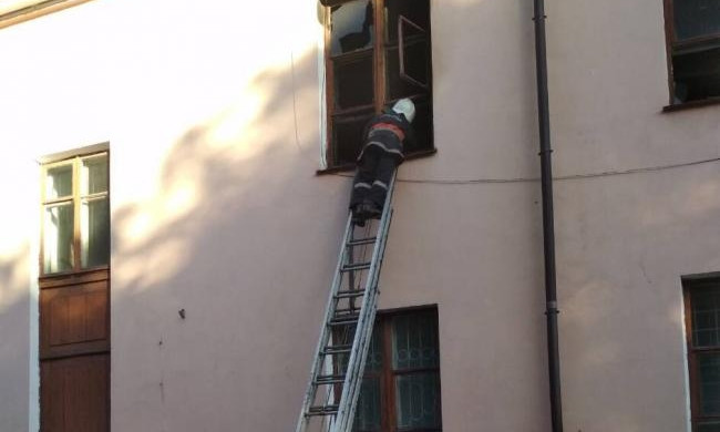 Пожар на Днепропетровщине: сотрудники ГСЧС тушили Дворец культуры