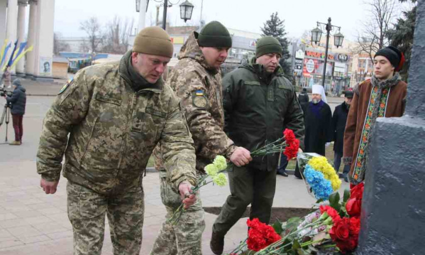 Ко Дню Соборности криворожане возложили цветы к памятнику молодого Шевченко (ФОТО)