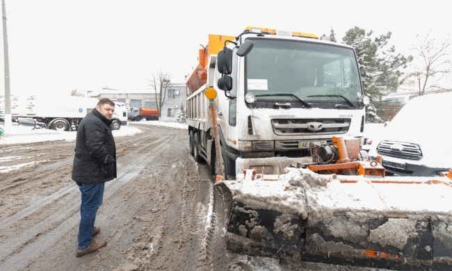 Городские власти убирают снег на дорогах Днепра