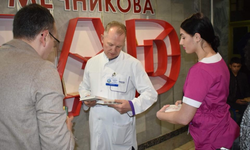 Буккроссинг в Днепре: больница Мечникова получила новые книги 