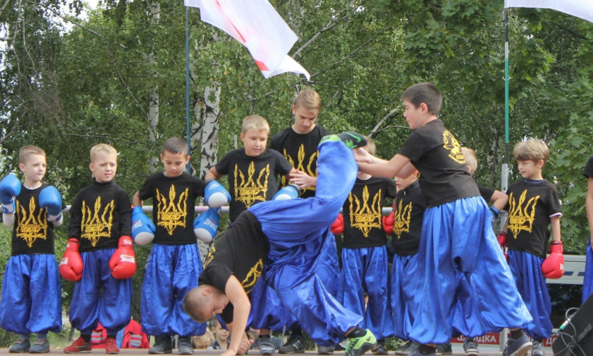 На Днепропетровщине школьники прошли посвящение в казаки 