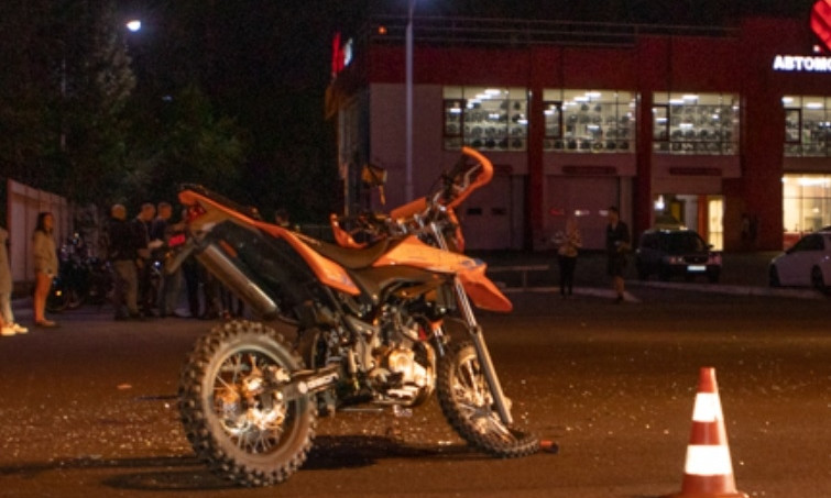 ДТП в Днепре: Opel и мотоцикл столкнулись на Набережной Победы