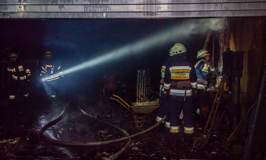 Пожар в Днепре: сотрудники ГСЧС тушили склад