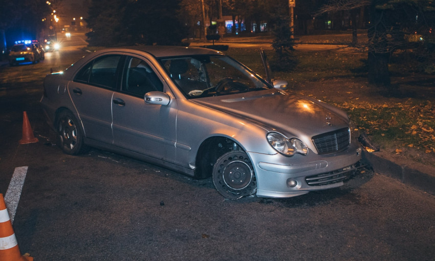 ДТП в Днепре: автомобиль врезался в бордюр 