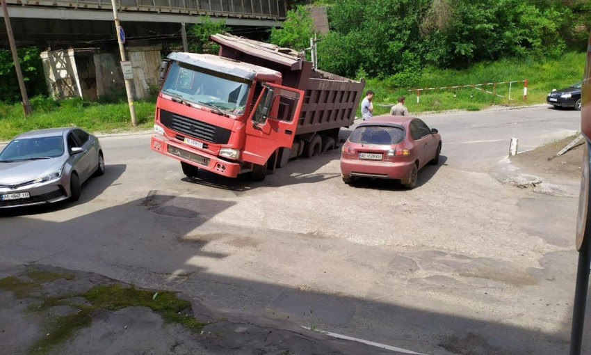 ЧП в Днепре: на проспекте Свободы под грузовиком провалился асфальт