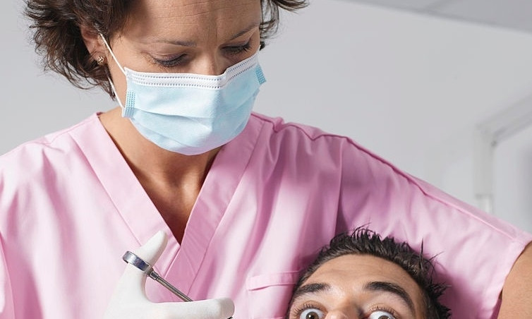 В Днепре стоматолог набросилась на мужчину с кулаками 